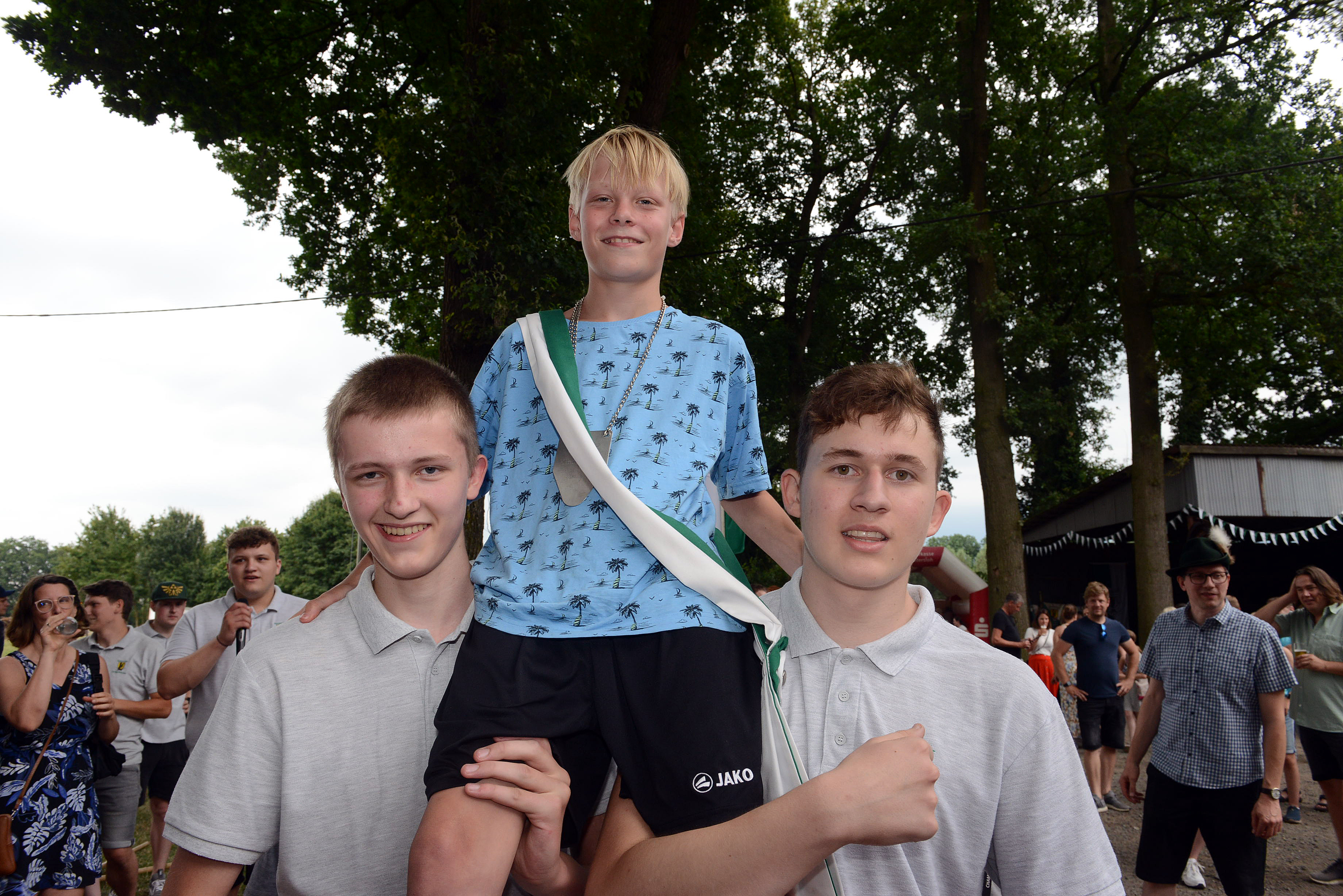 Der neue Spexarder Kinderkönig Elias Westhoff wird von Moritz Hollenhorst (l.) und Michel Kötter (r.) geschultert.